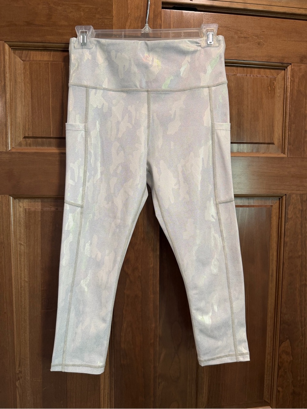 Zyia Active Ivory Holographic Camo Capri Leggings with Side Pockets, Size 4